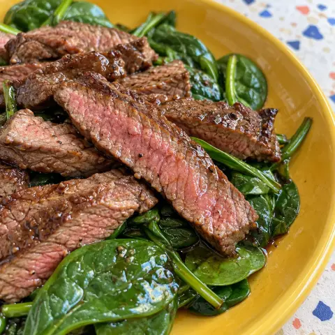 KI-generiertes Symbolbild: Rezept für Schnelle Rindersteakstreifen auf Babyspinat