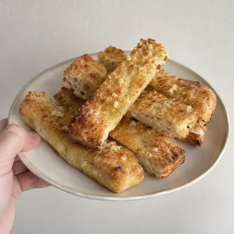 KI-generiertes Symbolbild: Rezept für Schnelle Sauerteig-Knoblauchbrot-Sticks