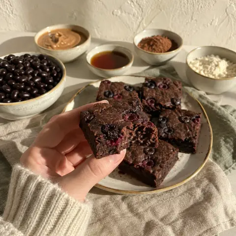 KI-generiertes Symbolbild: Rezept für Vegane Beeren-Brownies aus schwarzen Bohnen