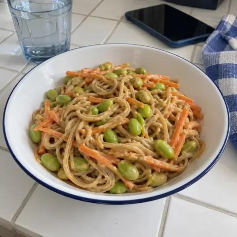KI-generiertes Symbolbild: Eisen und Magnesium Rezept für Vegane Edamame-Nudeln mit Erdnusssauce