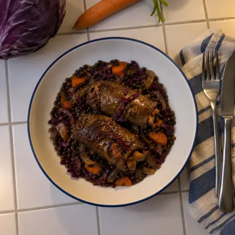 KI-generiertes Symbolbild: Abendessen und Vegan Rezept für Vegane Rotkohl-Rouladen mit Linsen und Maronen