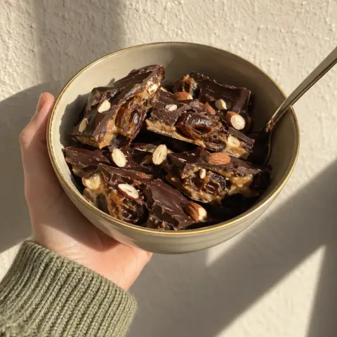 KI-generiertes Symbolbild: Rezept für Vegane Schoko-Dattel-Rinde