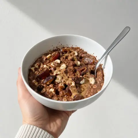 KI-generiertes Symbolbild: Rezept für Vegane Schoko-Haselnuss-Overnight-Oats mit Datteln