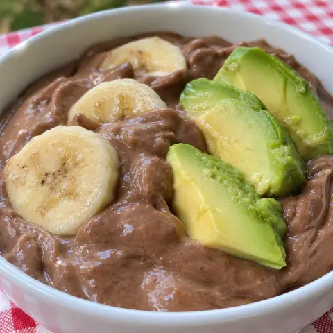 KI-generiertes Symbolbild: Rezept für Veganer Bananen-Schoko-Pudding