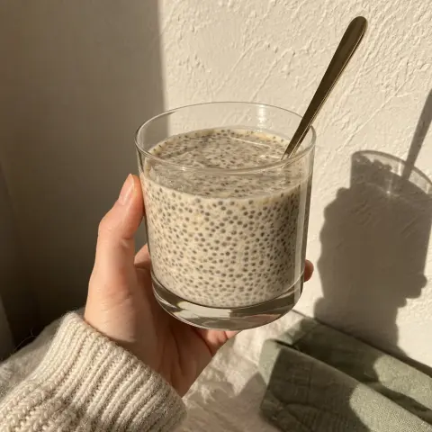KI-generiertes Symbolbild: Rezept für Veganer Chia-Erdnuss-Pudding