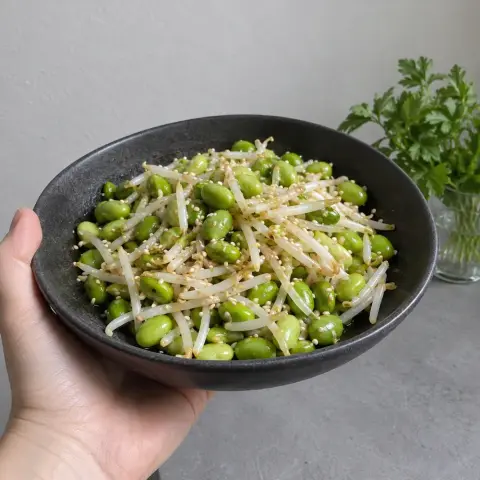 KI-generiertes Symbolbild: Rezept für Veganer Edamame-Sprossen-Salat