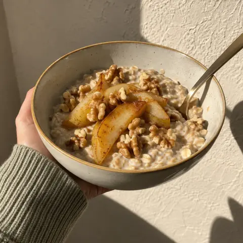KI-generiertes Symbolbild: Rezept für Veganer Haferbrei mit karamellisierter Birne und Walnüssen
