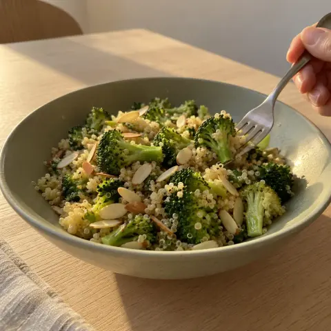 KI-generiertes Symbolbild: Rezept für Veganer Quinoa-Brokkoli-Salat mit Mandeln