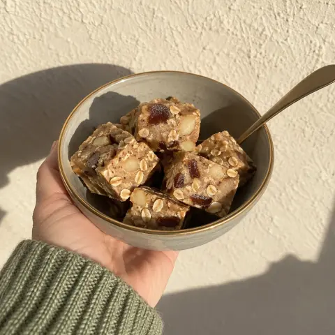 KI-generiertes Symbolbild: Rezept für Veganer Vanille-No-Bake-Fudge