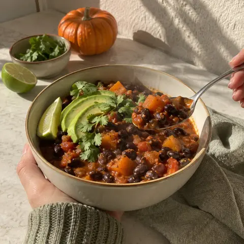 KI-generiertes Symbolbild: Rezept für Veganes Halloween-Chili mit schwarzen Bohnen und Kürbis
