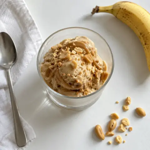 KI-generiertes Symbolbild: Rezept für Veganes Knusper-Erdnuss-Eis