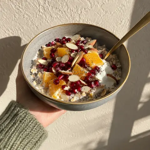 KI-generiertes Symbolbild: Rezept für Vegetarische Granatapfel-Overnight-Oats mit Joghurt und Mandeln