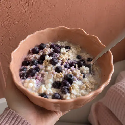 KI-generiertes Symbolbild: Rezept für Vegetarisches Hüttenkäse-Porridge
