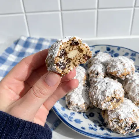 KI-generiertes Symbolbild: Rezept für Vegetarisches Stollenkonfekt mit Mandelkern und Rosinen