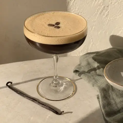 KI-generiertes Symbolbild: Rezept für Virgin Espresso Martini mit Ahornsirup und Vanille