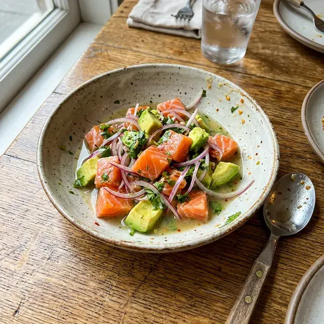 KI-generiertes Symbolbild: Low-Carb Wildlachs-Ceviche mit Avocado