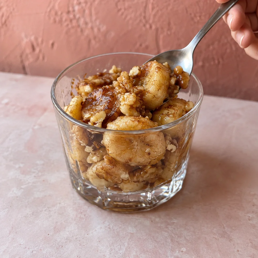Baked cinnamon bananas with crunchy walnut topping