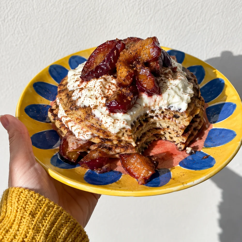 High-protein gingerbread pancakes with quark and cinnamon plums