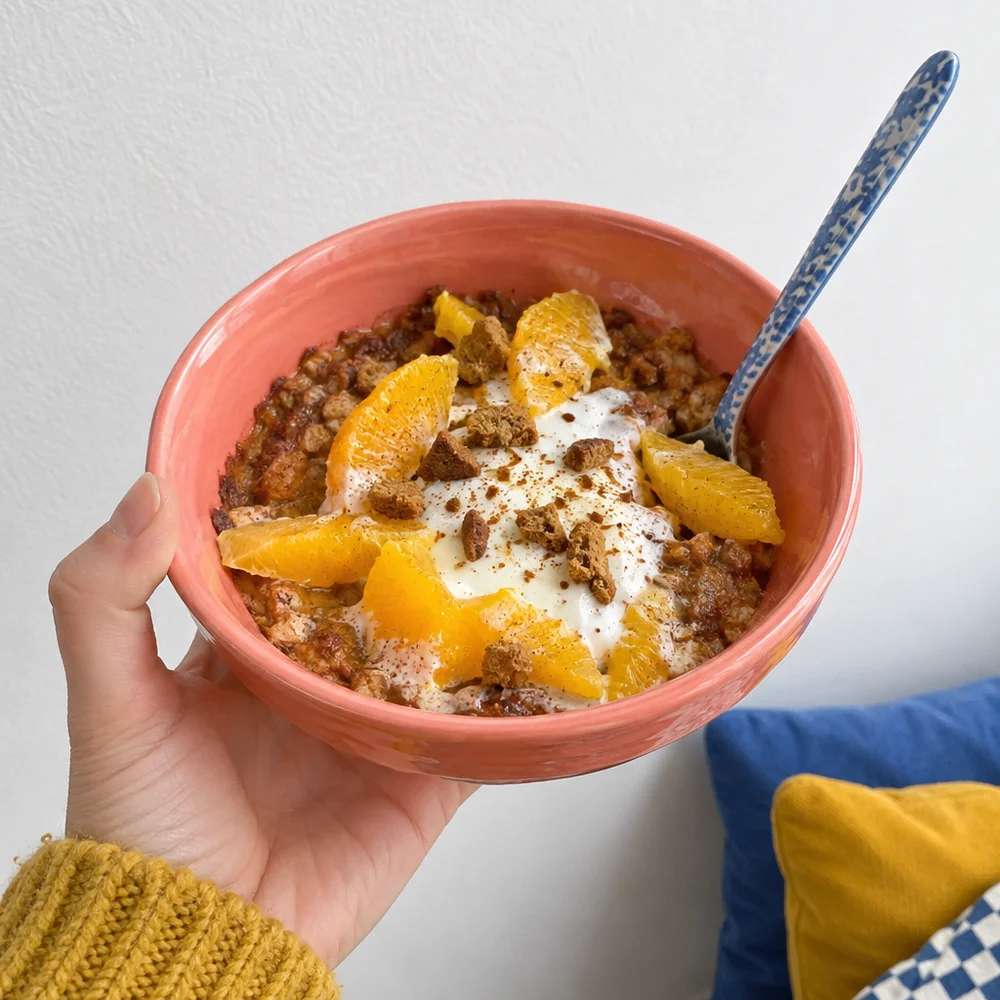 High-protein gingerbread baked porridge with quark and oranges
