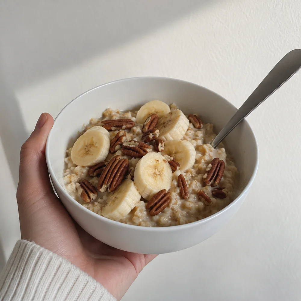 Banana porridge with pecans