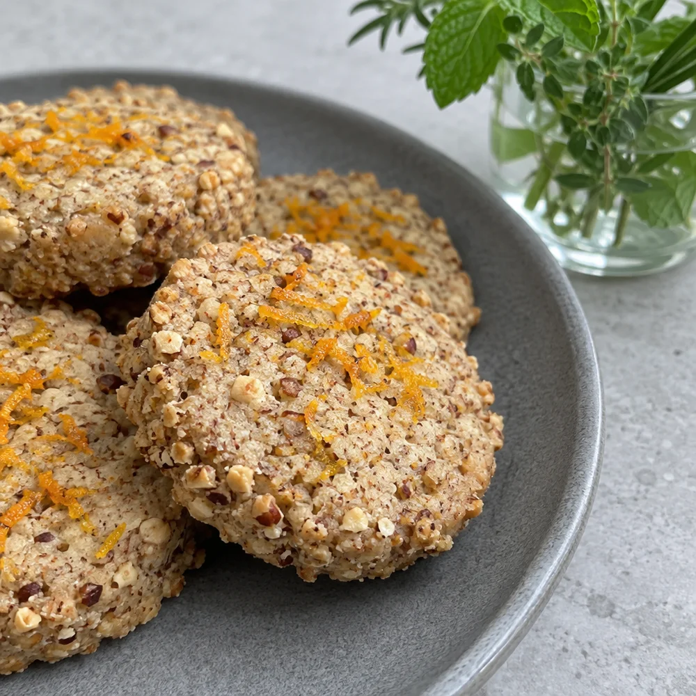 Low-carb hazelnut cookies with orange zest