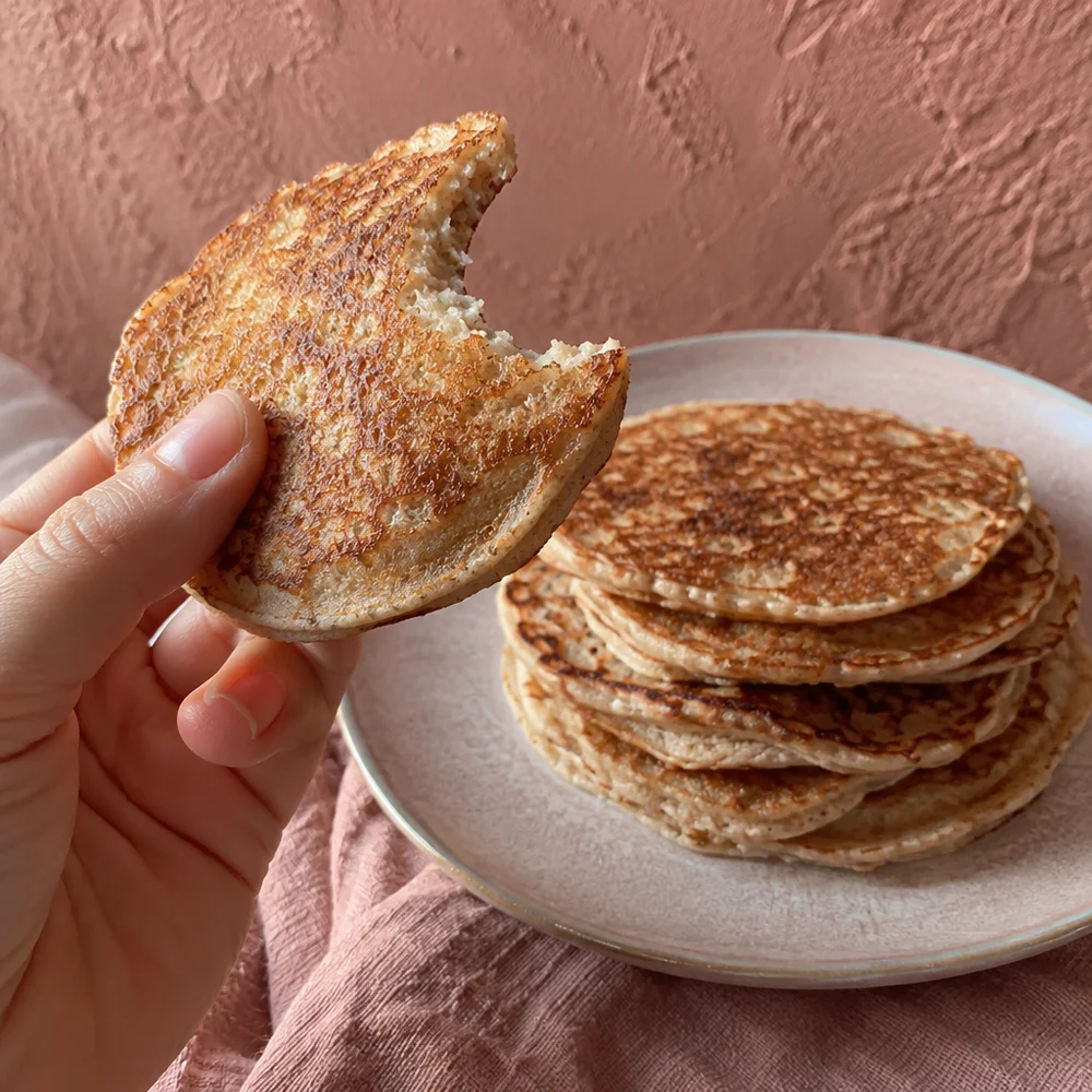 Low-carb almond and cinnamon pancakes