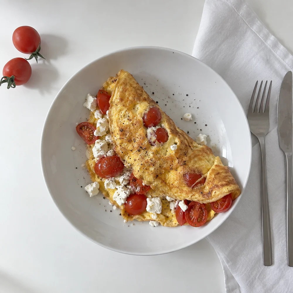 High-protein tomato and feta omelette