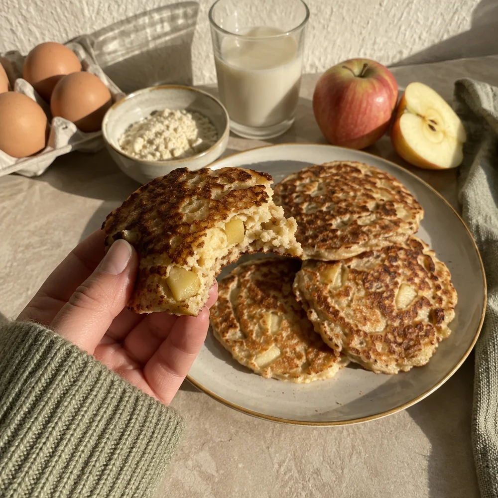 Paleo apple and cinnamon pancakes