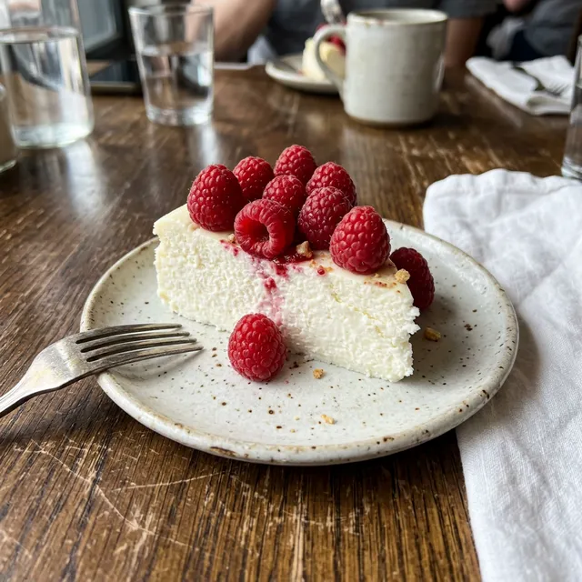 Low-carb crustless protein cheesecake