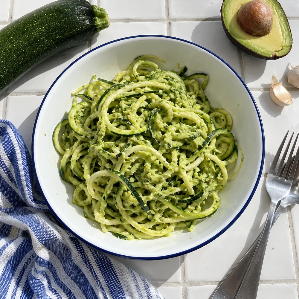 Raw courgette noodles with avocado pesto