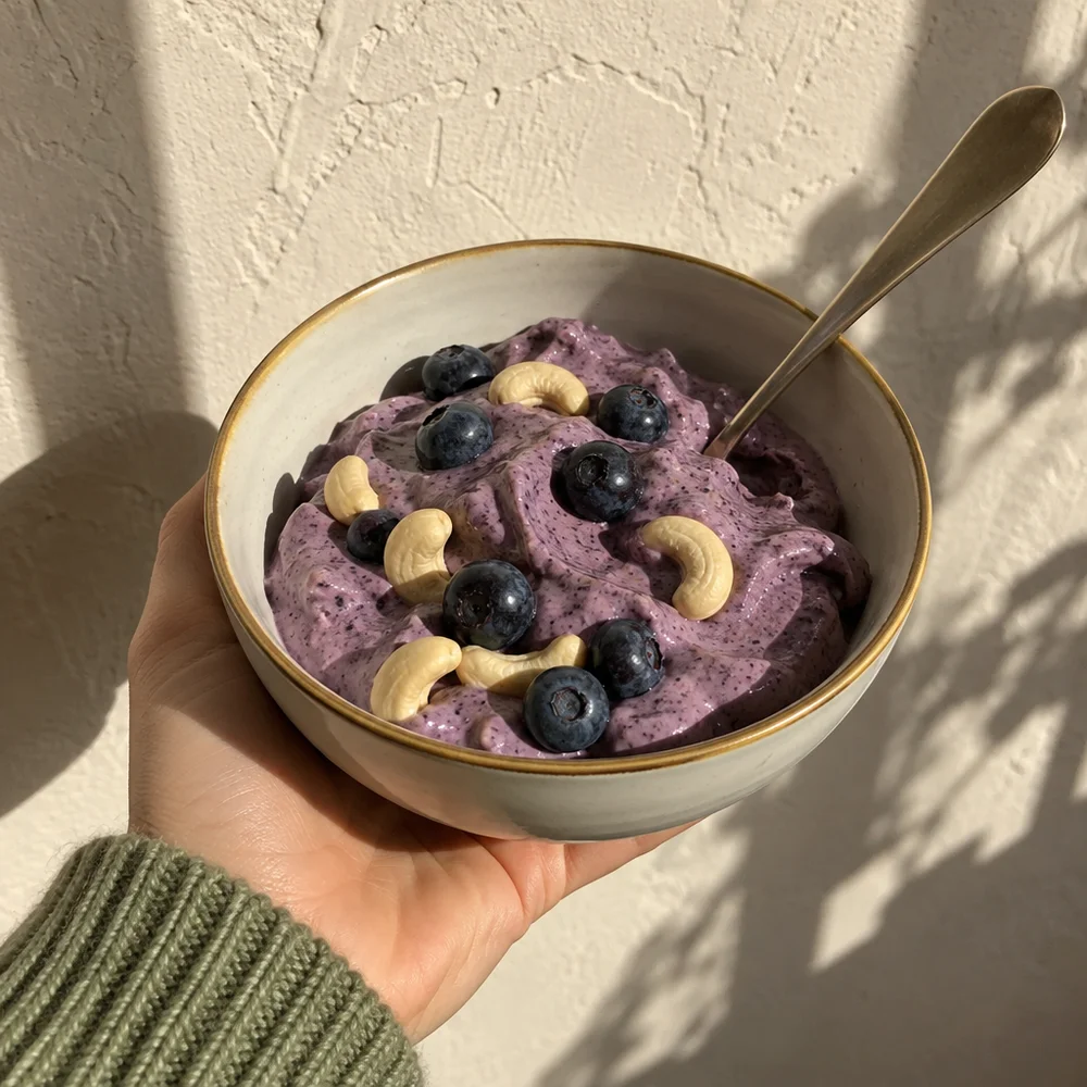 Vegan blueberry and cashew cream