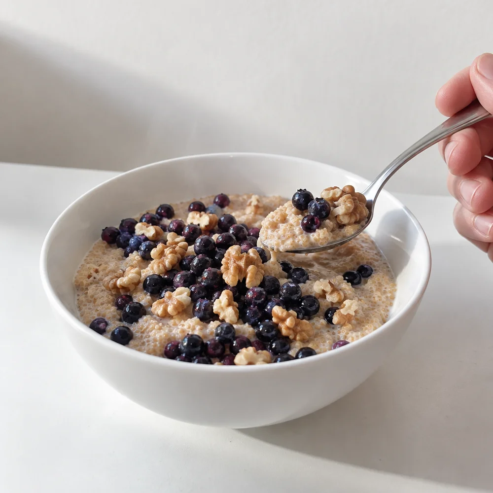 Vegan amaranth porridge with wild blueberries