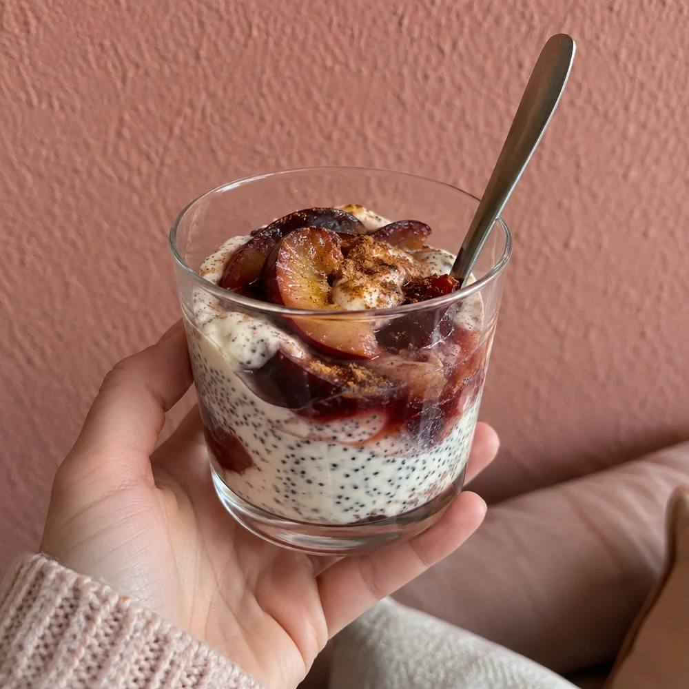 Vegetarian poppy seed and quark cream with cinnamon plums